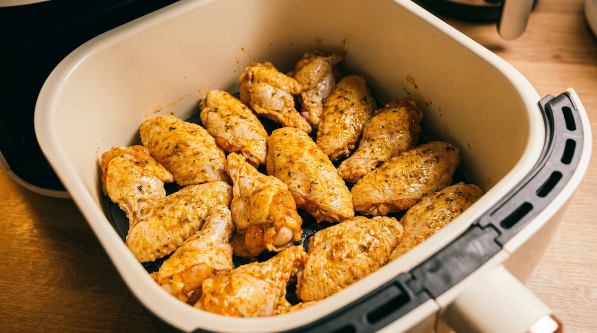 chicken wings in ceramic air fryer basket safe cooking no pfas